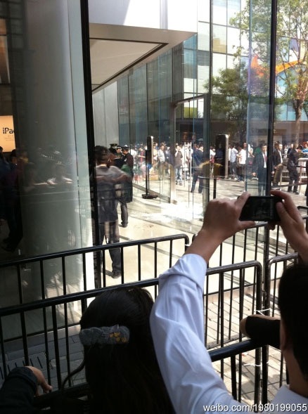 Nhân viên Apple Store đánh khách hàng - 7
