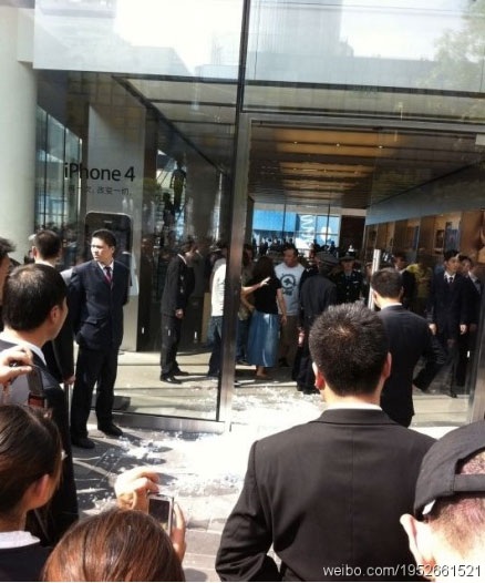 Nhân viên Apple Store đánh khách hàng - 8