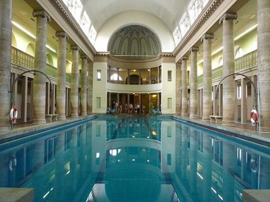 Độc đáo nhà hát dưới bể bơi - 1