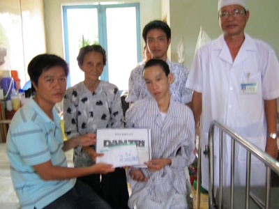 Quà nhân ái tiếp tục đến với cụ bà có hai con bệnh nặng - 1