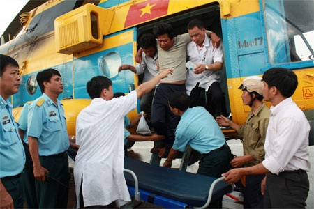 Điều trực thăng ra Trường Sa đón ngư dân gặp nạn - 5