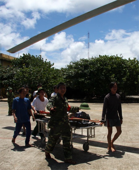 Điều trực thăng ra Trường Sa đón ngư dân gặp nạn - 1