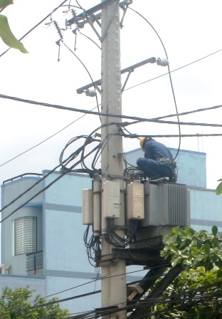 Hoảng loạn vì đám cháy tại trạm biến áp - 1