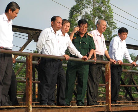Chợ sụp xuống sông, 2 người mất tích - 7 Chợ sụp xuống sông, 2 người mất tích - 7