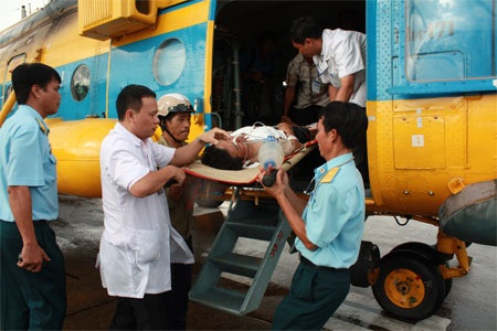 Điều trực thăng ra Trường Sa đón ngư dân gặp nạn - 6