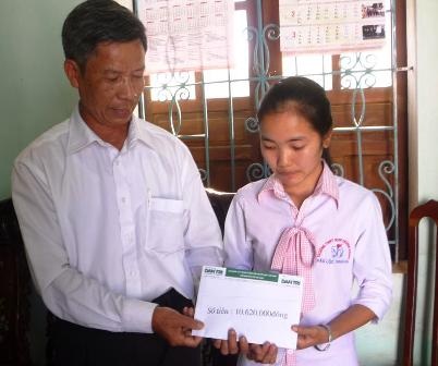 Hai chị em mồ côi học giỏi nhận quà bạn đọc    - 1