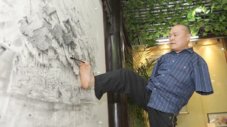 Người đàn ông vẽ tranh bằng chân và miệng kỳ tài - 1