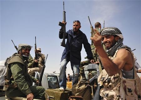 NATO lại tấn công dinh thự của ông Gadhafi - 1 NATO lại tấn công dinh thự của ông Gadhafi - 1