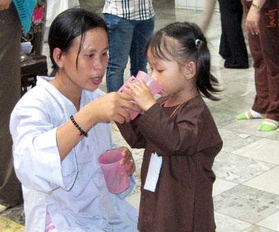 Lắng lòng thanh tịnh dự lễ tắm Phật đản sinh - 8 Lắng lòng thanh tịnh dự lễ tắm Phật đản sinh - 8