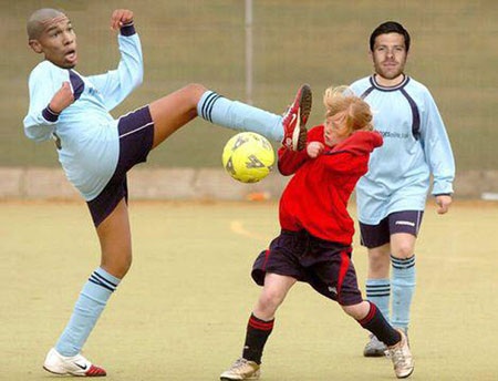 Biếm họa về "ác thú" De Jong - 9