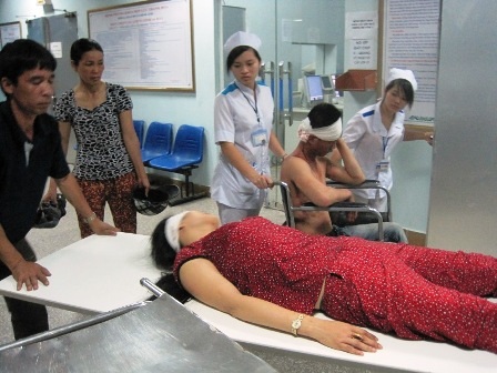 Ẩu đả trước cổng bệnh viện, 3 người bị thương - 1