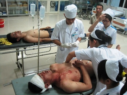 Ẩu đả trước cổng bệnh viện, 3 người bị thương - 2