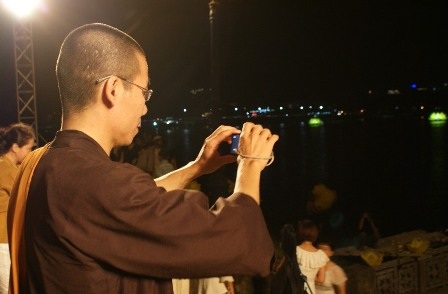 Thắp sáng 7 bông sen “khổng lồ” trên sông Hương mừng đại lễ Phật Đản - 12