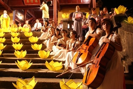 Thắp sáng 7 bông sen “khổng lồ” trên sông Hương mừng đại lễ Phật Đản - 10