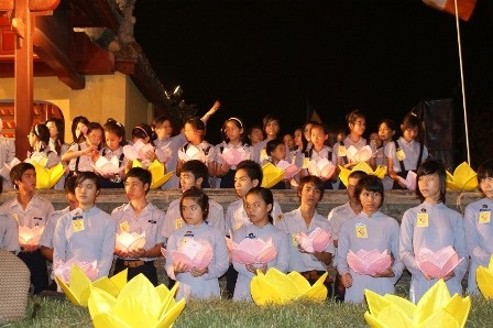 Thắp sáng 7 bông sen “khổng lồ” trên sông Hương mừng đại lễ Phật Đản - 3