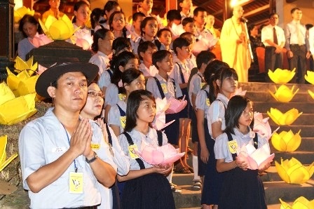 Thắp sáng 7 bông sen “khổng lồ” trên sông Hương mừng đại lễ Phật Đản - 5