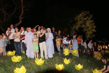 Thắp sáng 7 bông sen “khổng lồ” trên sông Hương mừng đại lễ Phật Đản - 11