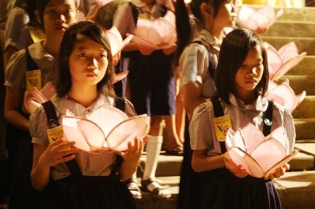 Thắp sáng 7 bông sen “khổng lồ” trên sông Hương mừng đại lễ Phật Đản - 4