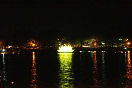 Thắp sáng 7 bông sen “khổng lồ” trên sông Hương mừng đại lễ Phật Đản - 8