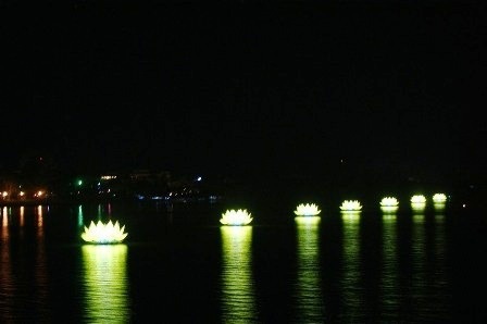 Thắp sáng 7 bông sen “khổng lồ” trên sông Hương mừng đại lễ Phật Đản - 1