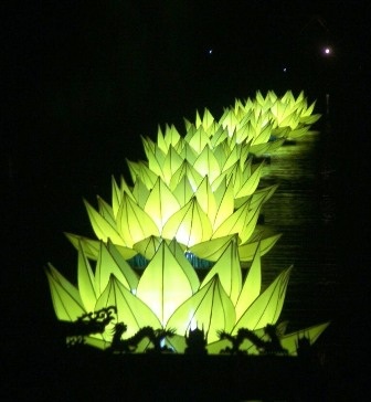 Thắp sáng 7 bông sen “khổng lồ” trên sông Hương mừng đại lễ Phật Đản - 7