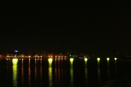 Thắp sáng 7 bông sen “khổng lồ” trên sông Hương mừng đại lễ Phật Đản - 9