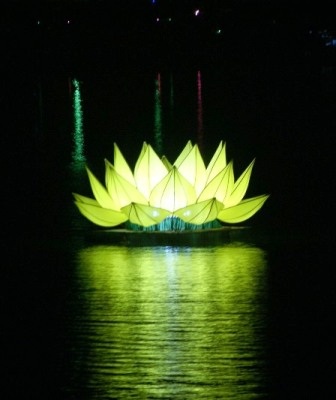 Thắp sáng 7 bông sen “khổng lồ” trên sông Hương mừng đại lễ Phật Đản - 6