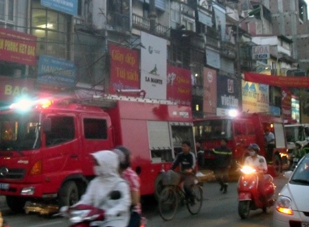 Cháy lớn tại cửa hàng sắp khai trương trên phố Giảng Võ - 2