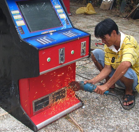 Tiêu hủy 133 máy đánh bạc ăn tiền - 4 Tiêu hủy 133 máy đánh bạc ăn tiền - 4