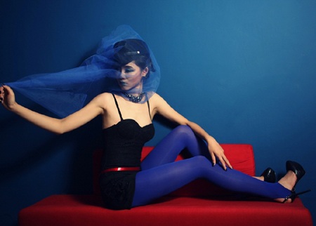 Người mẫu 9X chân “siêu dài” khoe dáng - 9