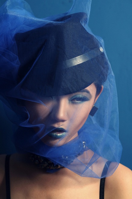 Người mẫu 9X chân “siêu dài” khoe dáng - 1