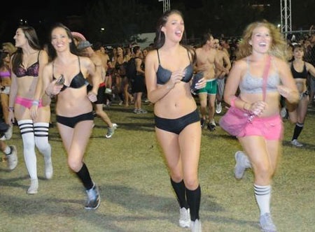 Sinh viên thi chạy trong trang phục…đồ lót - 2 Sinh viên thi chạy trong trang phục…đồ lót - 2