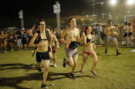 Sinh viên thi chạy trong trang phục…đồ lót - 10 Sinh viên thi chạy trong trang phục…đồ lót - 10