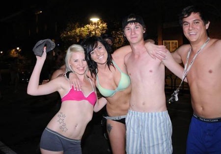 Sinh viên thi chạy trong trang phục…đồ lót - 7 Sinh viên thi chạy trong trang phục…đồ lót - 7