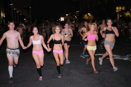 Sinh viên thi chạy trong trang phục…đồ lót - 11 Sinh viên thi chạy trong trang phục…đồ lót - 11