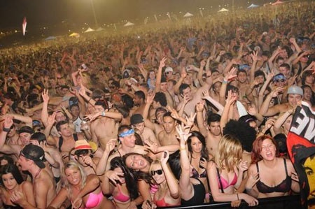 Sinh viên thi chạy trong trang phục…đồ lót - 1 Sinh viên thi chạy trong trang phục…đồ lót - 1