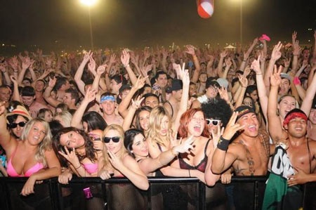 Sinh viên thi chạy trong trang phục…đồ lót - 4 Sinh viên thi chạy trong trang phục…đồ lót - 4