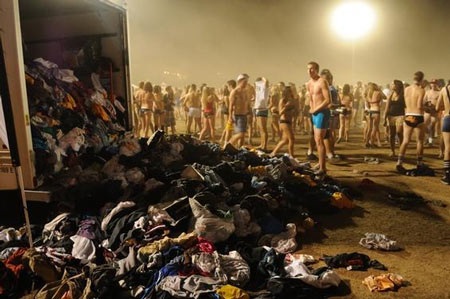 Sinh viên thi chạy trong trang phục…đồ lót - 3 Sinh viên thi chạy trong trang phục…đồ lót - 3