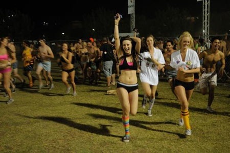 Sinh viên thi chạy trong trang phục…đồ lót - 9 Sinh viên thi chạy trong trang phục…đồ lót - 9