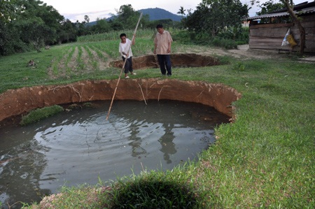 Kinh hãi hai hố sâu như... bể bơi xuất hiện trong đêm - 1 Kinh hãi hai hố sâu như... bể bơi xuất hiện trong đêm - 1