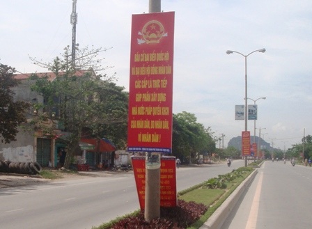 Pano, áp phích tơi tả trên đường    - 5