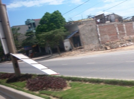 Pano, áp phích tơi tả trên đường    - 3