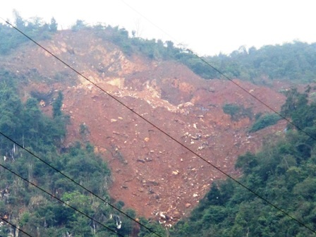 Hai người chết ngạt dưới hầm khai thác quặng thiếc lậu - 1