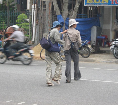 “Đội quân ăn xin” thuê xe ôm chở đi hành nghề! - 2