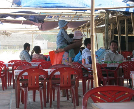 “Đội quân ăn xin” thuê xe ôm chở đi hành nghề! - 1