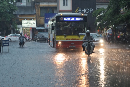 Cơn mưa bất thường “giải nhiệt” cho Hà Nội - 1 Cơn mưa bất thường “giải nhiệt” cho Hà Nội - 1