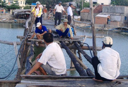 Sập cầu, 12 người rơi xuống nước - 1 Sập cầu, 12 người rơi xuống nước - 1