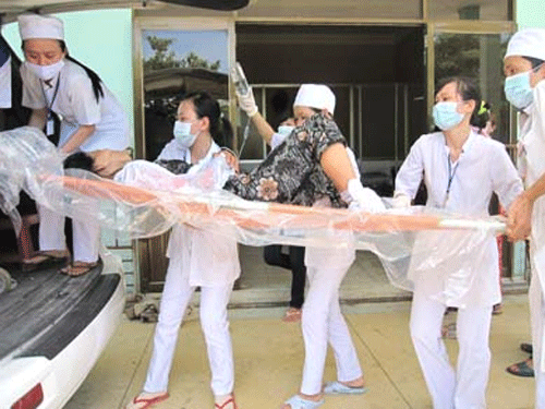 Bị phóng điện, xe chở dưa bốc cháy, 4 người nguy kịch  - 1