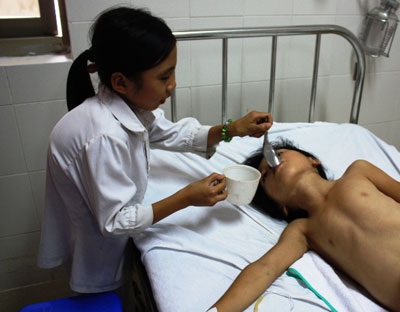 Bé Thu Đông đã được phẫu thuật cột sống - 1 Bé Thu Đông đã được phẫu thuật cột sống - 1