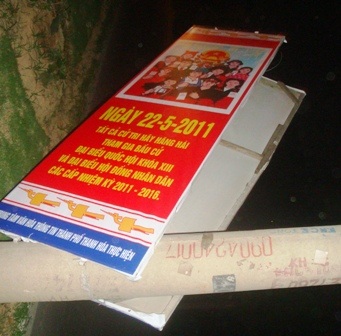 Pano, áp phích tơi tả trên đường    - 2